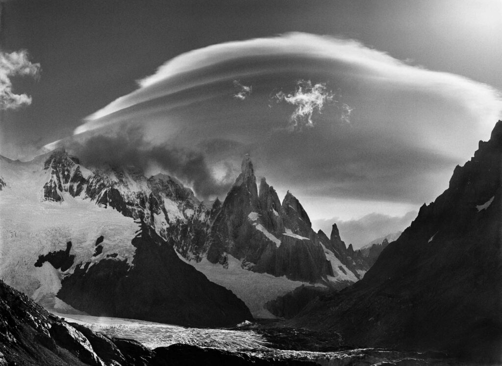Glaciar a los pies del Cerro Torre, la Torre Egger y la Punta Herron, picos situados en la Patagonia, en la frontera entre Chile y Argentina